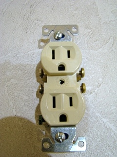 NEW RV /MOTORHOME OUTLET 2 PLUG-IN COLOR: IVORY SIZE: 4 1/8 x 1 1/4 